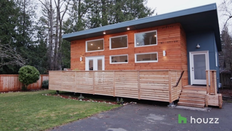 Backyard Cottage Elevated Deck with Horizontal Slat Railing Design