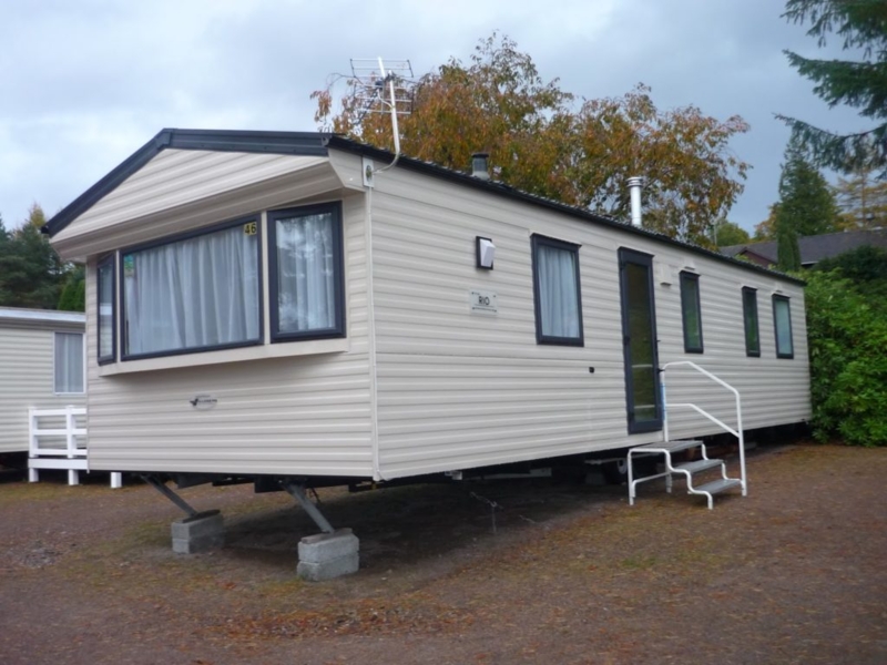 Cream Mobile Home Exterior: Siding with Protruding Front Bay Window