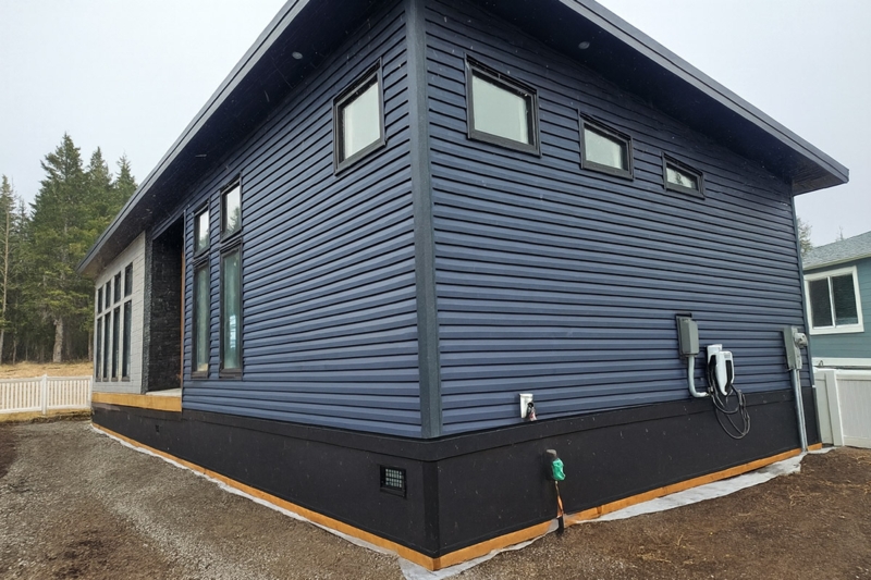 Insulated Mobile Home Skirting: Modern Matte Black Finish.