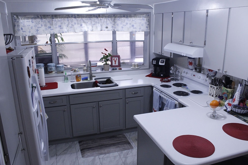 Kitchen Cabinets: U-Shaped Mobile Home Kitchen with Two-Tone Cabinets