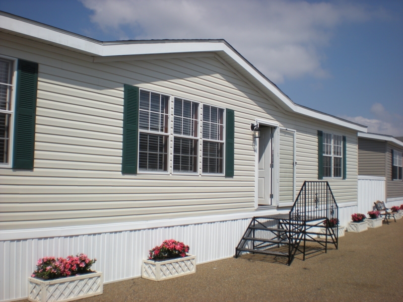 Manufactured Home: Forest Green Shutters, Cream Siding, White Skirting