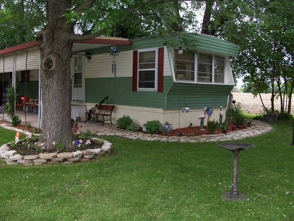 Manufactured Home Yard: Two-Tone Siding & Rock-Bordered Beds