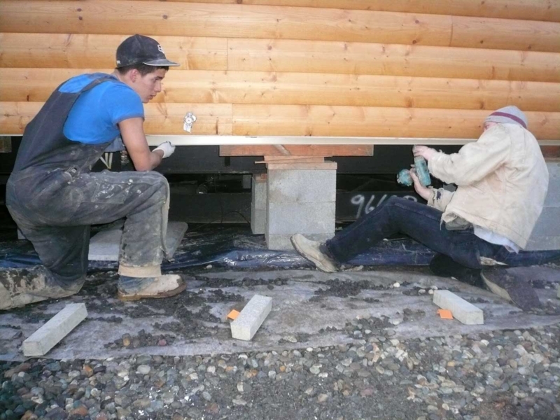 Mobile Home Skirting Installation: Stone-Textured Concrete Panels