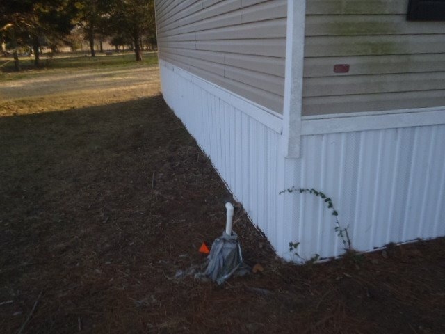 Mobile Home Skirting White Ribbed Vinyl With Exterior Vent Pipe