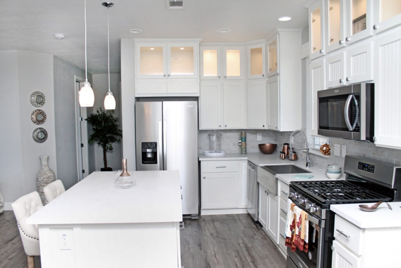Modern Farmhouse Kitchen with White Shaker Cabinets & Glass Pendants