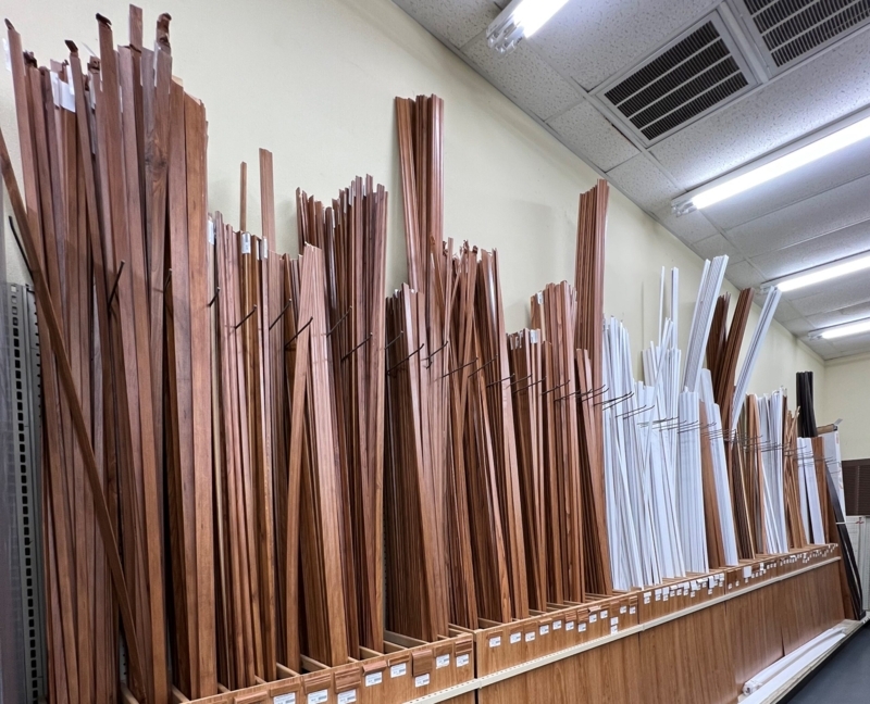 Molding Variety of Tones in Vertical Storage with Various Profiles