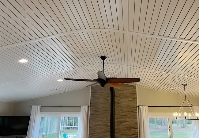 Planked Ceiling: Vaulted White Panels in Modern Farmhouse Living Room