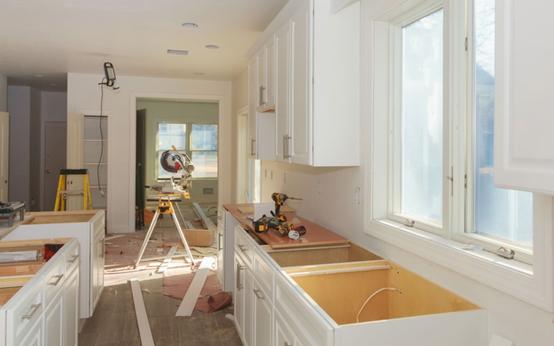Transitional Kitchen Renovation with White Shaker Cabinets and Bar Pulls