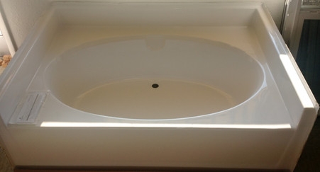 White Fiberglass Garden Tub with Oval Basin and Integrated Deck