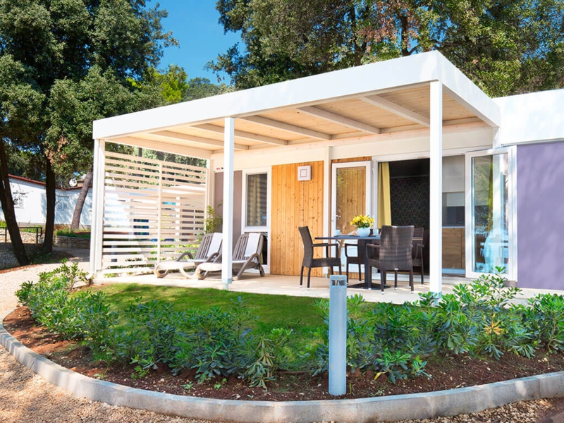 White Pergola Patio Design with Integrated Slatted Privacy Screen