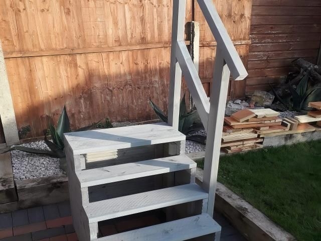 Whitewashed Outdoor Steps with Haze Finish and Four Tier Design