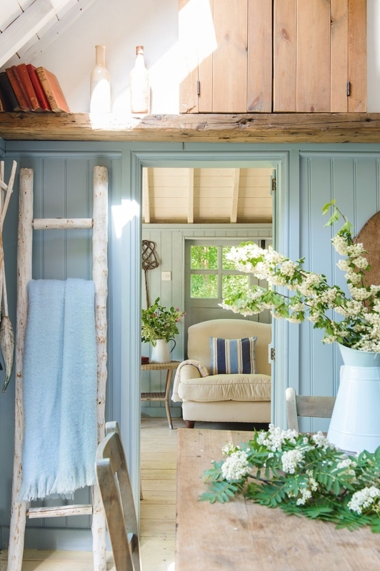 Coastal Cottage Wood Paneling Ideas: Rustic Ladder Storage