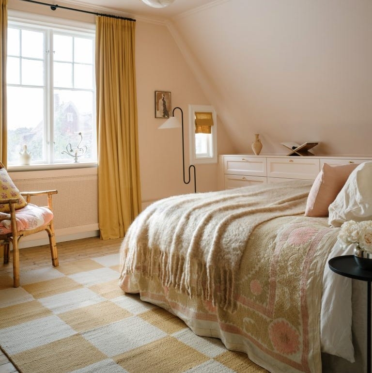 Cozy Attic Bedroom Design with Checkered Rug Slanted Ceiling