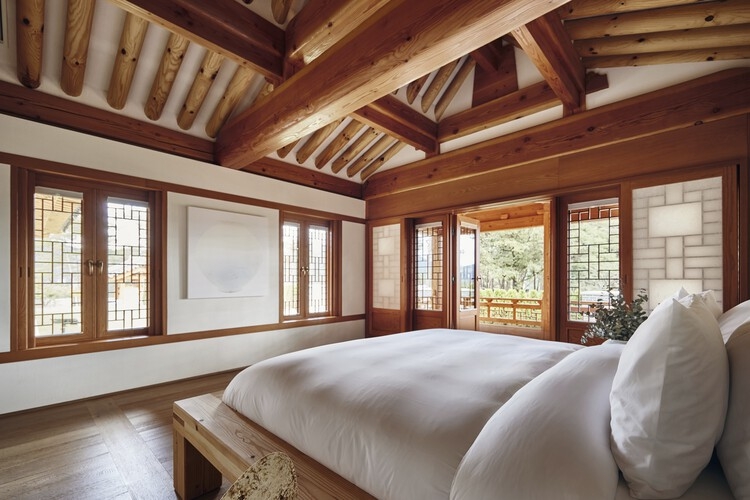 Hanok Bedroom: Exposed Timber Ceiling, Traditional Lattice Windows