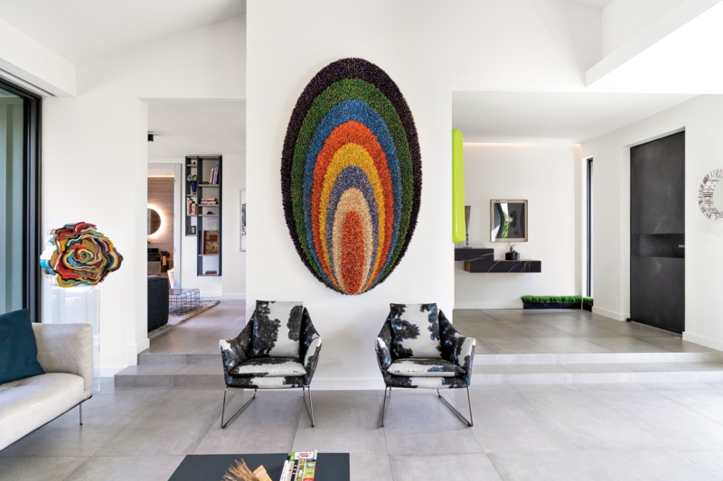 Large Oval Tapestry Wall Decor in Modern Gallery Style Living Room