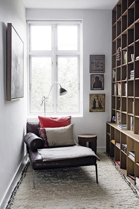Leather Chaise Longue in minimalist academic nook with shaggy rug.