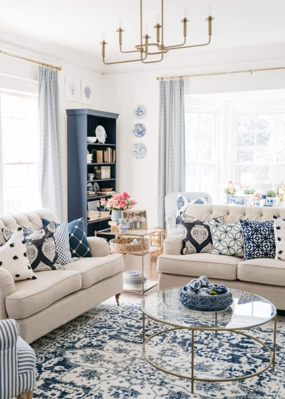 Living Room Classic Blue White Palette with Tufted Seating