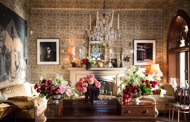 Maximalist Living Room: Gold Patterned Wallpaper Ceiling & Chandelier
