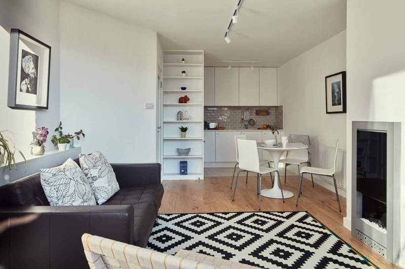Minimalist Living Dining: Geometric Rug & Integrated White Open Shelving