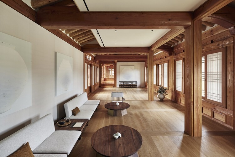 Modern Hanok Living Room: Exposed Timber Rafters, Low Profile Seating