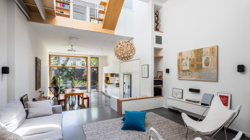 Modern Living Area: Double Height Ceiling & Geometric Lattice Pendant
