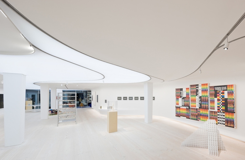 Modern Loft Gallery: Curved Ceiling Design & Integrated Light Strips