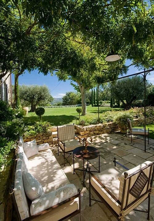 Neutral Terrace Seating Set on Flagstone Patio