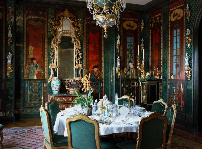 Opulent Dining Room: Chinoiserie Panels, Emerald Velvet & Gilded Mirror