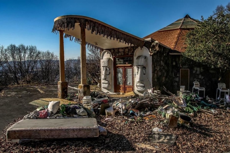 Outdoor: Kitsch Architecture, Decorative Fringe, Anthropomorphic Carvings