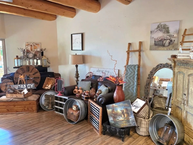 Rustic Farmhouse Living Room Inspiration with Log Ceiling Beams