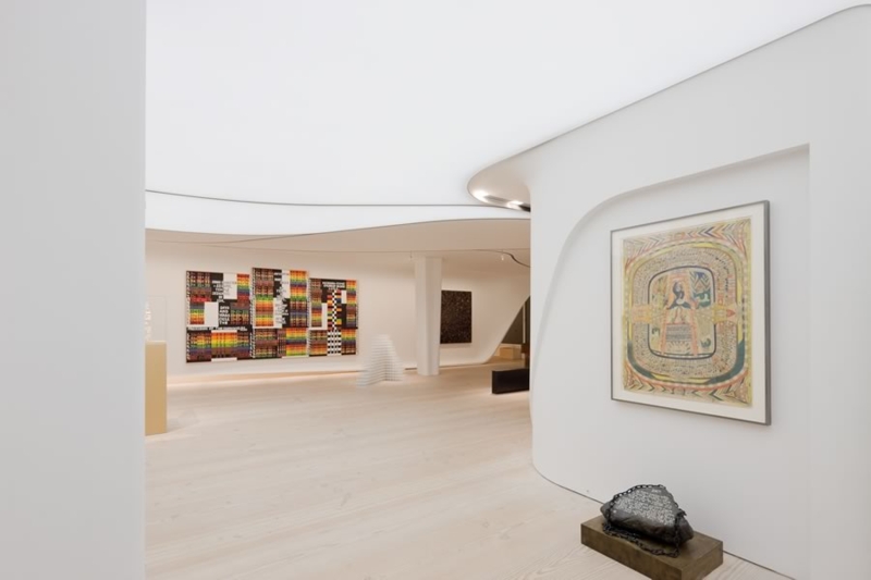 Seamless White Stretch Ceiling in Minimalist Gallery with Curved Walls