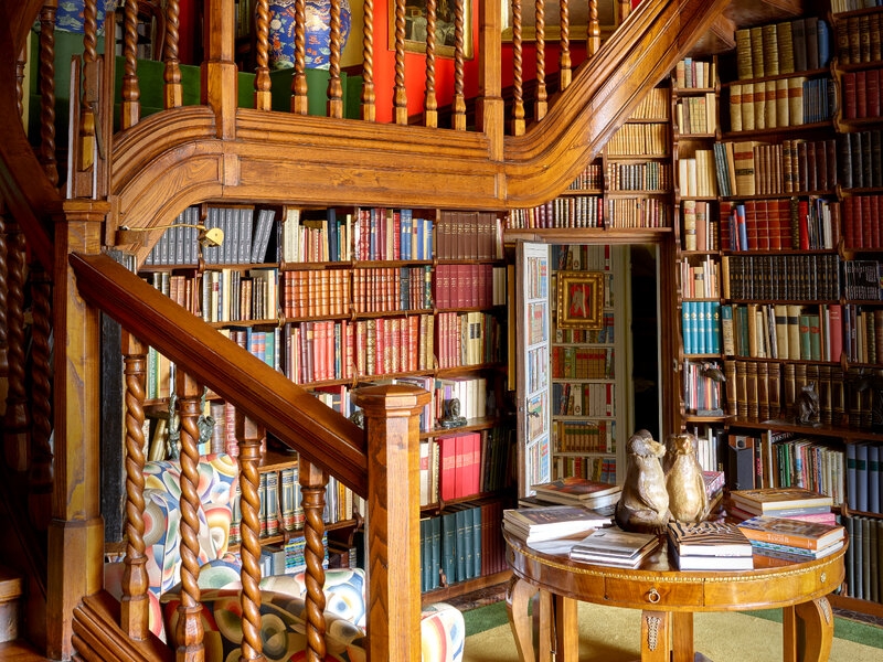 Traditional Library Design with Integrated Spiral Spindles Staircase