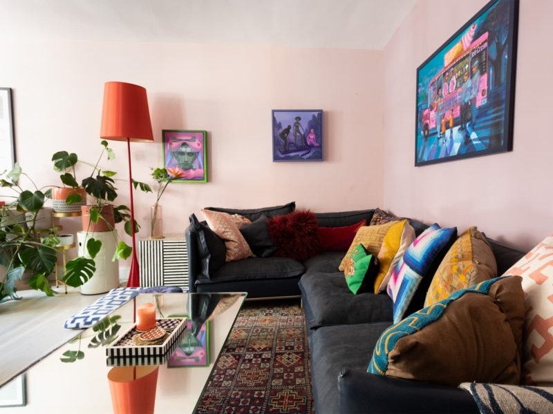 Vibrant Living Room: Pink Walls and Red Tapered Lamp